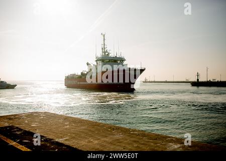 Ravenna, Italien. März 2024. Das Rettungsschiff LIFE Support wurde während seiner Einfahrt in den Hafen von Ravenna gesehen und erreichte den Ausschiffungspunkt. Das Rettungsschiff LIFE Support landete um 8:00 Uhr morgens im Hafen von Ravenna mit 71 Migranten an Bord, die während ihrer Schifffahrt auf See gerettet wurden. (Foto: Marco Cordone/SOPA Images/SIPA USA) Credit: SIPA USA/Alamy Live News Stockfoto