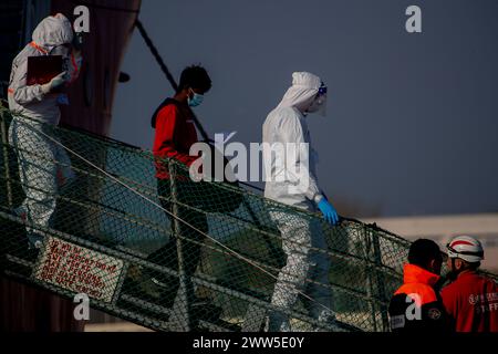 Ravenna, Italien. März 2024. Gesundheitshelfer steigen von der Gangway herunter, die einen der Migranten für Gesundheitschecks und erste Hilfe begleitet. Das Rettungsschiff LIFE Support landete morgens um 8:00 Uhr im Hafen von Ravenna mit 71 Migranten an Bord, die während ihrer Schifffahrt auf See gerettet wurden. (Foto: Marco Cordone/SOPA Images/SIPA USA) Credit: SIPA USA/Alamy Live News Stockfoto