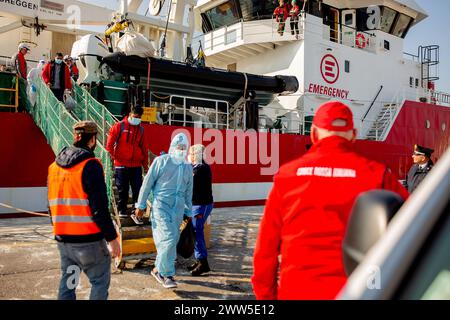 Ravenna, Italien. März 2024. Migranten verlassen das Schiff in Begleitung von Gesundheitspersonal und erhalten medizinische Versorgung. Das Rettungsschiff LIFE Support landete um 8:00 Uhr morgens im Hafen von Ravenna mit 71 Migranten an Bord, die während ihrer Schifffahrt auf See gerettet wurden. (Foto: Marco Cordone/SOPA Images/SIPA USA) Credit: SIPA USA/Alamy Live News Stockfoto