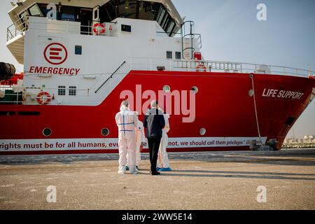 Ravenna, Italien. März 2024. Ärzte, die auf der Anlegestelle in Ravenna warten, um an Bord des Schiffes zu gehen. um die erste Gesundheitsuntersuchung der auf See geretteten Migranten durchführen zu können, landete das Rettungsschiff LIFE Support um 8:00 Uhr morgens im Hafen von Ravenna mit 71 Migranten an Bord, die während ihrer Schifffahrt auf See gerettet wurden. (Foto: Marco Cordone/SOPA Images/SIPA USA) Credit: SIPA USA/Alamy Live News Stockfoto