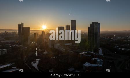 Luftdrohne über Manchester Schuss von Westen auf den Deansgate Square in Manchester, Großbritannien Stockfoto