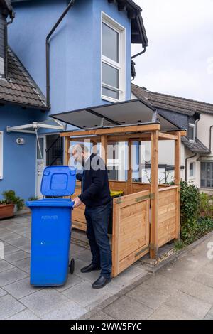 Einfamilienhaus mit verschiedenen Solarmodulen, neben Solarpanelen auf dem Hausdach, sind auf einer Mülltonnenbox Steckersolar Module als Dach montiert, Essen, NRW, Deutschland, Solarenergie *** Einfamilienhaus mit verschiedenen Solarmodulen, zusätzlich zu Solarpanelen auf dem Dach des Hauses, steckbare Solarmodule werden auf einer Mülltonne als Dach montiert, Essen, NRW, Deutschland, Solarenergie Stockfoto