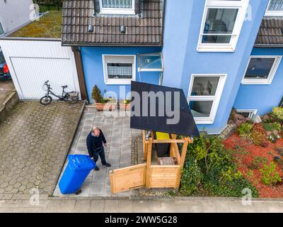 Einfamilienhaus mit verschiedenen Solarmodulen, neben Solarpanelen auf dem Hausdach, sind auf einer Mülltonnenbox Steckersolar Module als Dach montiert, Essen, NRW, Deutschland, Solarenergie *** Einfamilienhaus mit verschiedenen Solarmodulen, zusätzlich zu Solarpanelen auf dem Dach des Hauses, steckbare Solarmodule werden auf einer Mülltonne als Dach montiert, Essen, NRW, Deutschland, Solarenergie Stockfoto