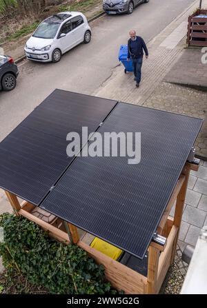 Einfamilienhaus mit verschiedenen Solarmodulen, neben Solarpanelen auf dem Hausdach, sind auf einer Mülltonnenbox Steckersolar Module als Dach montiert, Essen, NRW, Deutschland, Solarenergie *** Einfamilienhaus mit verschiedenen Solarmodulen, zusätzlich zu Solarpanelen auf dem Dach des Hauses, steckbare Solarmodule werden auf einer Mülltonne als Dach montiert, Essen, NRW, Deutschland, Solarenergie Stockfoto