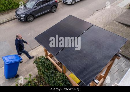 Einfamilienhaus mit verschiedenen Solarmodulen, neben Solarpanelen auf dem Hausdach, sind auf einer Mülltonnenbox Steckersolar Module als Dach montiert, Essen, NRW, Deutschland, Solarenergie *** Einfamilienhaus mit verschiedenen Solarmodulen, zusätzlich zu Solarpanelen auf dem Dach des Hauses, steckbare Solarmodule werden auf einer Mülltonne als Dach montiert, Essen, NRW, Deutschland, Solarenergie Stockfoto