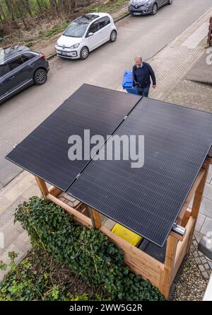 Einfamilienhaus mit verschiedenen Solarmodulen, neben Solarpanelen auf dem Hausdach, sind auf einer Mülltonnenbox Steckersolar Module als Dach montiert, Essen, NRW, Deutschland, Solarenergie *** Einfamilienhaus mit verschiedenen Solarmodulen, zusätzlich zu Solarpanelen auf dem Dach des Hauses, steckbare Solarmodule werden auf einer Mülltonne als Dach montiert, Essen, NRW, Deutschland, Solarenergie Stockfoto