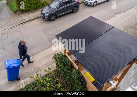 Einfamilienhaus mit verschiedenen Solarmodulen, neben Solarpanelen auf dem Hausdach, sind auf einer Mülltonnenbox Steckersolar Module als Dach montiert, Essen, NRW, Deutschland, Solarenergie *** Einfamilienhaus mit verschiedenen Solarmodulen, zusätzlich zu Solarpanelen auf dem Dach des Hauses, steckbare Solarmodule werden auf einer Mülltonne als Dach montiert, Essen, NRW, Deutschland, Solarenergie Stockfoto