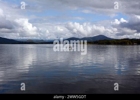 Ein Seebus, der durch die pazifischen Gewässer des Great Bear Rainforest in der Nähe von Bella Bella, British Columbia, Kanada fährt. Stockfoto