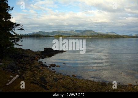 Ein Blick auf Cunningham Island und den Pazifischen Ozean von Denny Island in der Great Bear Rainforest Region in British Columbia, Kanada. Stockfoto