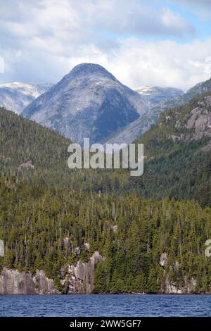 Pacific Coast Mountains und Forest am Ellerslie Lake, im Great Bear Rainforest, Heiltsuk First Nation Territory, British Columbia, Kanada. Stockfoto