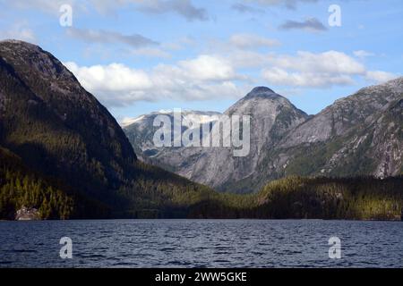 Pacific Coast Mountains und Forest am Ellerslie Lake, im Great Bear Rainforest, Heiltsuk First Nation Territory, British Columbia, Kanada. Stockfoto