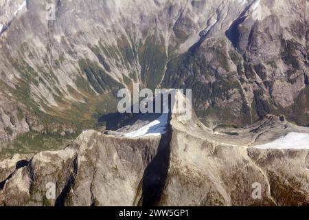Aus der Vogelperspektive auf einen Berggipfel und einen Bergkamm über dem Kopf eines alpinen Tals in den Coast Mountains, nahe Bute Inlet, British Columbia, Kanada. Stockfoto