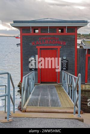 Stromstad, Schweden - 1. November 2016: Schwimmbecken im Freien Kallbadhus schwimmendes Gebäude am Meer verankert. Stockfoto