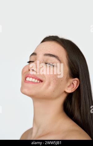 Glückliches brünettes lateinisches Mädchen mit Sommersprossen auf Gesicht isoliert auf weißem Hintergrund. Stockfoto
