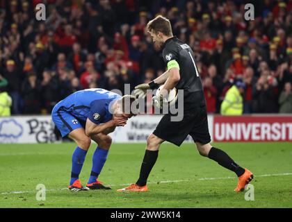 Cardiff, Großbritannien. März 2024. Der finnische Miro Tenho wird vom finnischen Lukas Hradecky während des Qualifikationsspiels zur UEFA-Europameisterschaft im Cardiff City Stadium getröstet. Der Bildnachweis sollte lauten: Darren Staples/Sportimage Credit: Sportimage Ltd/Alamy Live News Stockfoto