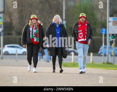 Cardiff City Stadium, Cardiff, Großbritannien. März 2024. UEFA Euro Qualifying Play Off Football, Wales gegen Finnland; walisische Fans kommen ins Stadion Credit: Action Plus Sports/Alamy Live News Stockfoto