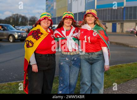 Cardiff City Stadium, Cardiff, Großbritannien. März 2024. UEFA Euro Qualifying Play Off Football, Wales gegen Finnland; walisische Fans kommen ins Stadion Credit: Action Plus Sports/Alamy Live News Stockfoto