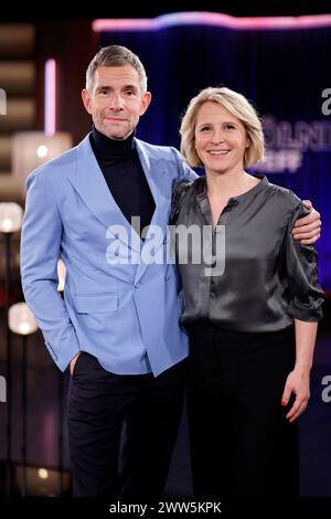 Die Moderatoren Susan Link und Micky Beisenherz bei der Aufzeichnung der WDR-Talkshow Kölner Treff im WDR Studio Bocklemünd. Köln, 21.03.2024 NRW Deutschland *** Moderatoren Susan Link und Micky Beisenherz bei der Aufnahme der WDR Talkshow Kölner Treff im WDR Studio Bocklemünd Köln, 21 03 2024 NRW Deutschland Copyright: XChristophxHardtx Stockfoto