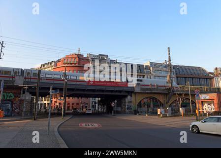 Deuthsche Bahn ICE-Hochgeschwindigkeitszug über die Eisenbahnbrücke S Hackescher Markt, Berlin, März 2024 Stockfoto