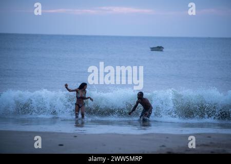 Leute am Strand Las Cuevas in Trinidad und Tobago Stockfoto