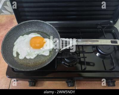 Große Gänseeier, die in einer Pfanne auf einem Gasherd braten. Draufsicht Stockfoto