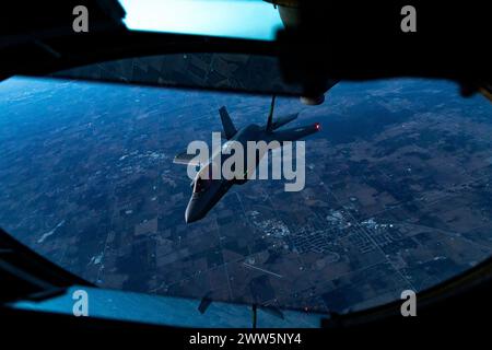 Eine F-35 Lightning II mit dem 115th Fighter Wing nähert sich einem KC-135 Stratotanker vom 121st Air Betanking, um am 20. März 2024 über dem Himmel von Wisconsin betankt zu werden. Der KC-135 Stratotanker ist ein einzigartiges gut, das die Fähigkeit der Luftwaffe verbessert, ihre primäre Mission der globalen Reichweite durch Luftbetankung zu erfüllen. (Foto der U.S. Air National Guard von Senior Airman Ivy Thomas) Stockfoto