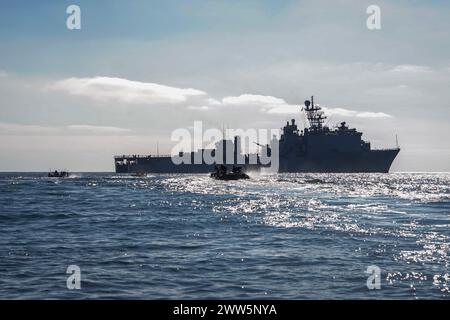 Amphibious Combat Vehicles (ACV) des U.S. Marine Corps, die dem Battalion Landing Team (BLT) 1/5, 15th Marine Expeditionary Unit (MEU) angehören, führen amphibische Operationen mit dem amphibischen Dock-Landungsschiff USS Harpers Ferry (LSD 49) durch, während sie am 20. März 2024 im Pazifischen Ozean unterwegs sind. Harpers Ferry führt derzeit Routineoperationen in der 3. US-Flotte mit Elementen der 15. Marine Expeditionary Unit durch. (Foto der US Navy von Mass Communication Specialist 2nd Class sang Kim) Stockfoto