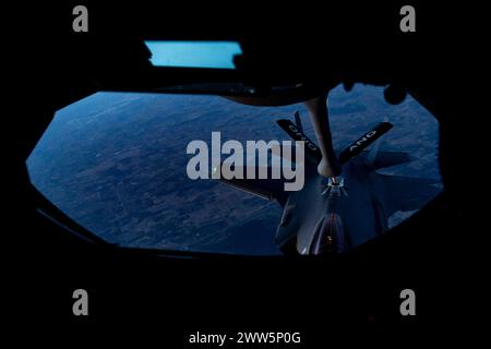 Eine F-35 Lightning II mit dem 115th Fighter Wing nähert sich einem KC-135 Stratotanker vom 121st Air Betanking, um am 20. März 2024 über dem Himmel von Wisconsin betankt zu werden. Der KC-135 Stratotanker ist ein einzigartiges gut, das die Fähigkeit der Luftwaffe verbessert, ihre primäre Mission der globalen Reichweite durch Luftbetankung zu erfüllen. (Foto der U.S. Air National Guard von Senior Airman Ivy Thomas) Stockfoto