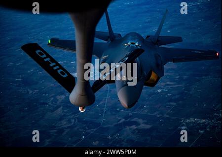 Eine F-35 Lightning II mit dem 115th Fighter Wing nähert sich einem KC-135 Stratotanker vom 121st Air Betanking, um am 20. März 2024 über dem Himmel von Wisconsin betankt zu werden. Der KC-135 Stratotanker ist ein einzigartiges gut, das die Fähigkeit der Luftwaffe verbessert, ihre primäre Mission der globalen Reichweite durch Luftbetankung zu erfüllen. (Foto der U.S. Air National Guard von Senior Airman Ivy Thomas) Stockfoto