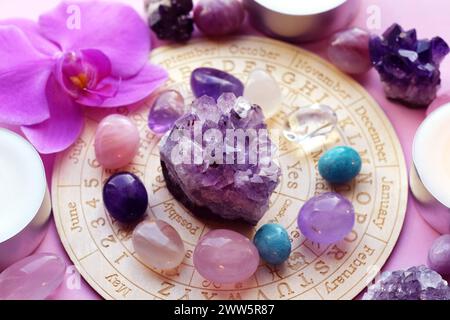 Schöne Drusen aus Amethyst und Orchideenblüten. Heilkristalle, die Magie der Edelsteine. Stockfoto