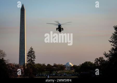 Washington, Usa. März 2024. Präsident Joe Biden nähert sich dem Südrasen des Weißen Hauses in Marine One am 21. März 2024 kehrt der Präsident aus Houston, Texas, in das Weiße Haus zurück, wo er an Wahlkampfveranstaltungen teilnahm. (Foto: Samuel Corum/SIPA USA) Credit: SIPA USA/Alamy Live News Stockfoto