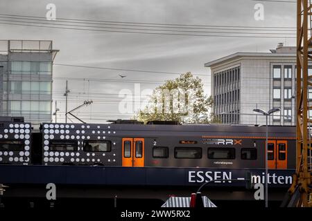 Bild eines RRX-Zuges, der Essen Hbf verlässt und nach Köln fährt. Der Rhein-Ruhr-Express ist ein großes Verkehrsprojekt, das in Nordrhein-WE entwickelt wird Stockfoto
