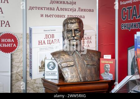 Bild einer Büste und Skulptur Stalins, aufgenommen in einem Buchladen in Belgrad, Serbien. Joseph Vissarionowitsch Stalin war ein sowjetischer Revolutionär und politi Stockfoto