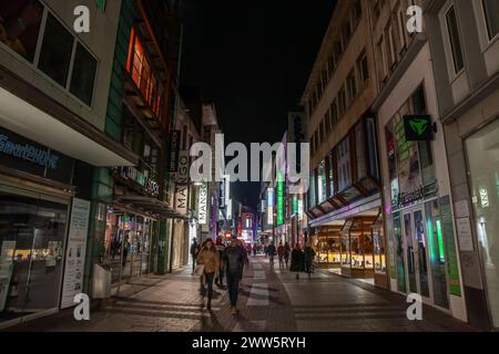 Bild der hohen Straße mit Geschäften an einem samstagabend in Köln. Die hohe Straße ist eine Einkaufsstraße in der Kölner Altstadt Stockfoto