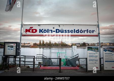 Bild eines Schildes mit dem Logo von KD Köln Dusseldorfer, aufgenommen in Bonn. Köln-Düsseldorfer ist ein Flusskreuzfahrtunternehmen mit Sitz in Köln. Die com Stockfoto