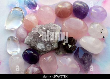 Wunderschöner lila Druzy mit Amethyst-Kristallen in Rosenquarz. Magische Halbedelsteine. Stockfoto