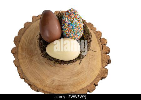 Kleine Milchschokolade und weiße Ostereier mit Konfetti auf einer nest 1.jpg Stockfoto