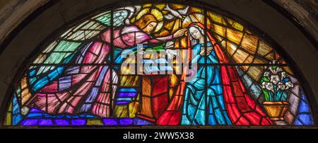 MAILAND, ITALIEN - 4. MÄRZ 2024: Die Verkündigung im Buntglas der Kirche Basilica di Santo Stefano Maggiore von Amalia Panigati (1960 - 1965) Stockfoto