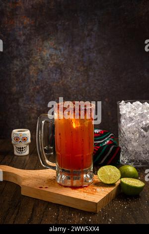 Michelada, typisch mexikanischer Cocktail auf einem Holztisch. Bier-Cocktail. Stockfoto