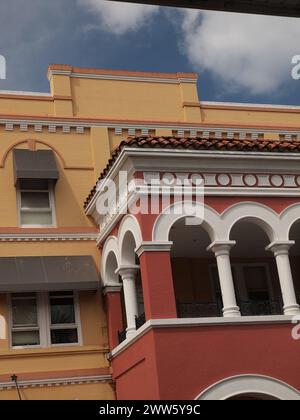 First Street in Fort Myers, Florida. Historische und einzigartige Gebäude entlang der Straße sind ein Blick zurück in die Vergangenheit. Stockfoto