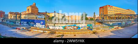 MALAGA, SPANIEN - 28. SEPTEMBER 2019: Panorama des ausgetrockneten Flusses Guadalmedina mit Brücke Puente de La Trinidad und Wohnhäusern auf der gegenüberliegenden Uferseite, am 28. September Stockfoto