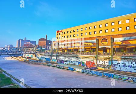 MALAGA, SPANIEN - 28. SEPTEMBER 2019: Die modernen und historischen Gebäude am Ufer des ausgetrockneten Flusses Guadalmedina, am 28. September in Malaga Stockfoto