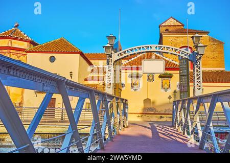 Die alte Deutsche Brücke (Puente de los Alemanes, Puente de Santo Domingo) über den Fluss Guadalmedina vor dem Hintergrund der Virgen de los Dolores Stockfoto