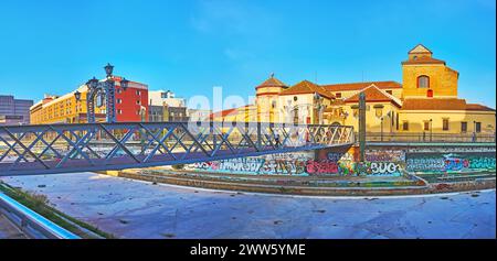 Panorama mit der Deutschen Brücke (Puente de los Alemanes, Puente de Santo Domingo) über den ausgetrockneten Fluss Guadalmedina, Malaga, Spanien Stockfoto