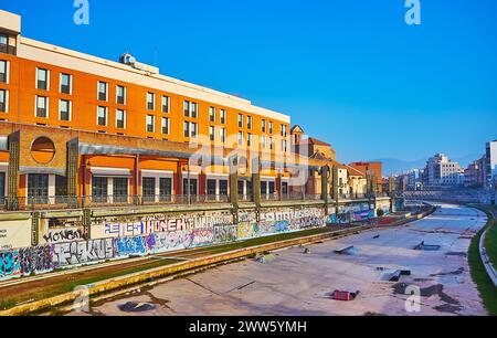 MALAGA, SPANIEN - 28. SEPTEMBER 2019: Das gekrümmte, ausgetrocknete Flussbett von Guadalmedina mit modernen Gebäuden an seinen Ufern, Malaga, Spanien Stockfoto