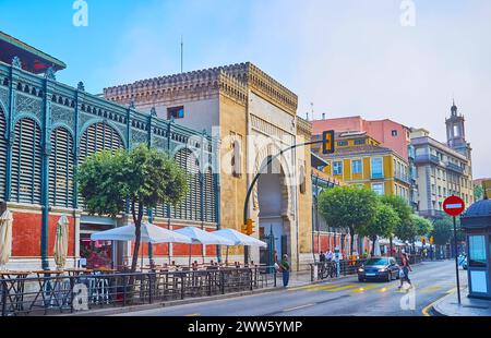 Die Fassadenmauer des zentralen Atarazanas Markts mit erhaltenem mittelalterlichen maurischen Tor mit geschnitztem Hufeisenbogen, Malaga, Spanien Stockfoto