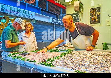 MALAGA, SPANIEN - 28. SEPTEMBER 2019: Der Fischstand auf dem Atarazanas Markt mit frischem Fisch und Meeresfrüchten, am 28. September in Malaga Stockfoto