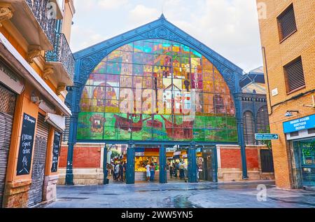 MALAGA, SPANIEN - 28. SEPTEMBER 2019: Die Fassade des historischen Atarazanas Central Market mit farbigen Buntglasfenstern, Calle Olozago Street, am 28. September Stockfoto