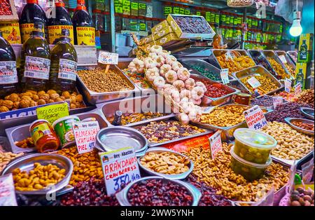 MALAGA, SPANIEN - 28. SEPTEMBER 2019: Der Marktstand von Atarazanas mit Olivenöl, gebratenen Oliven, Rosinen, Nüssen, Knoblauch und Gewürzen, am 28. September in M Stockfoto