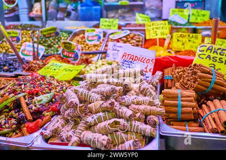 Der Stand des zentralen Marktes von Atarazanas mit Gewürzen, getrockneten Früchten und gebratenen Oliven, Malaga, Spanien Stockfoto